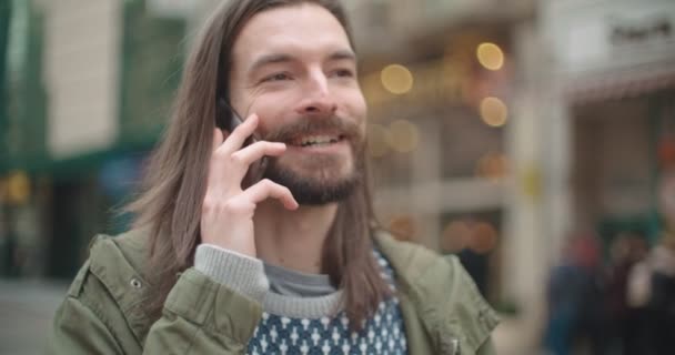 Bliska Portret Człowieka Hipster Długimi Włosami Zatelefonowania Zewnątrz Mieście — Wideo stockowe