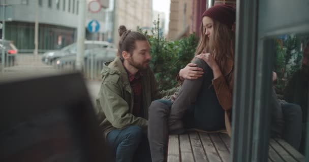 Jonge Man Trieste Vrouw Troost Zorgzame Vriend Troostende Boos Meisje — Stockvideo