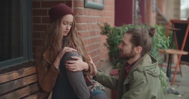 年轻的男人安慰悲伤的女人 关心朋友安慰心烦的女孩 关系概念中的同情心 移情和支持 — 图库视频影像