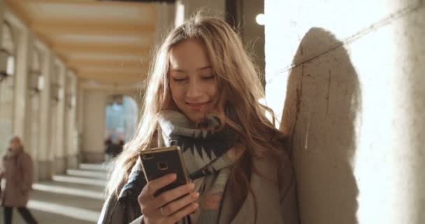 在城市里使用手机的年轻白种女人 阳光明媚的日子里 美丽的年轻女子在电话中打字 — 图库视频影像