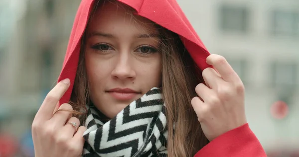 Portrait Belle Jeune Femme Debout Dans Une Rue Ville Souriant — Photo