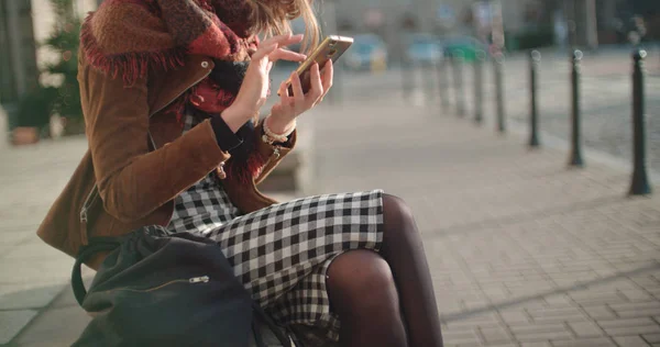Αγνώριστος Πορτρέτο Του Καυκάσιος Γυναίκα Χρησιμοποιώντας Τηλέφωνο Μια Πόλη — Φωτογραφία Αρχείου