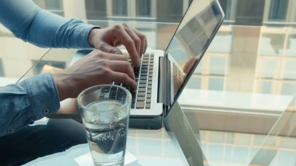 Primer Plano Las Manos Masculinas Escribiendo Teclado — Vídeo de stock