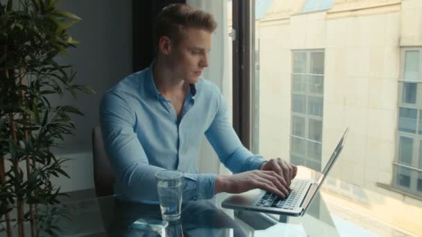 Joven Ocupado Trabajando Computadora Portátil Oficina Ejecutivo Masculino Joven Usando — Vídeo de stock