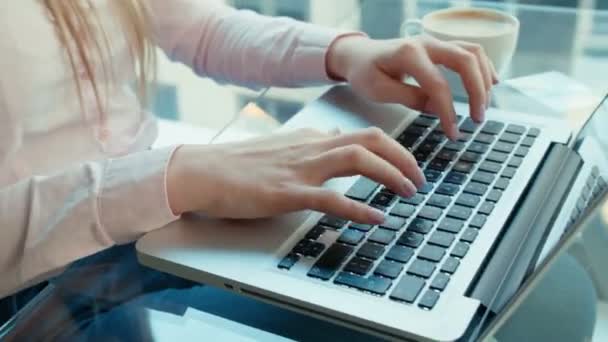 Mulher Bonita Digitando Laptop Enquanto Está Sentado Mesa Jovem Mulher — Vídeo de Stock