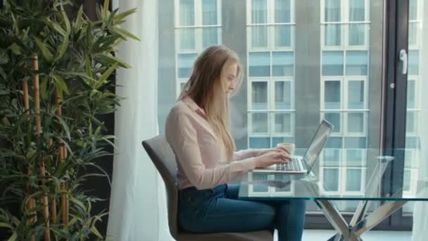 Mooie Vrouw Typen Laptop Zittend Aan Tafel Corporate Jongedame Werken — Stockvideo