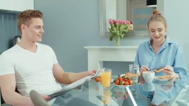Mutlu Genç Çift Evde Kahvaltı Sırasında Portresi — Stok video