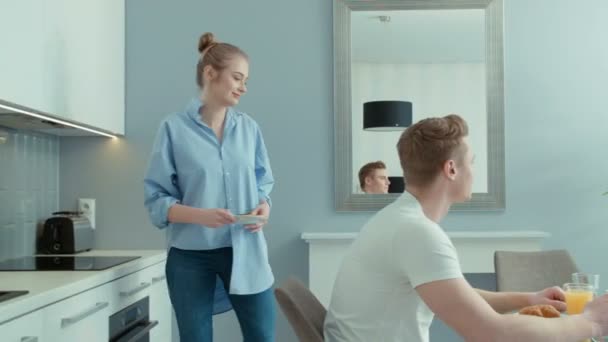 Retrato Feliz Pareja Joven Durante Desayuno Casa — Vídeos de Stock