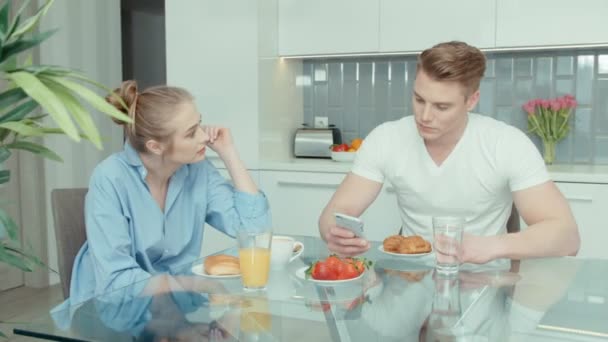 Casal Jovem Sentado Uma Mesa Discutindo Mulher Está Com Raiva — Vídeo de Stock