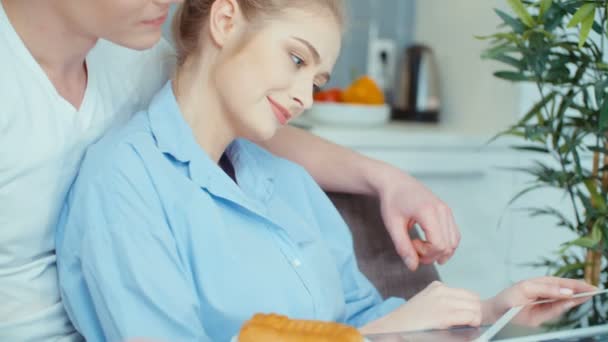 Jeune Couple Utilisant Une Tablette Numérique Tout Prenant Petit Déjeuner — Video