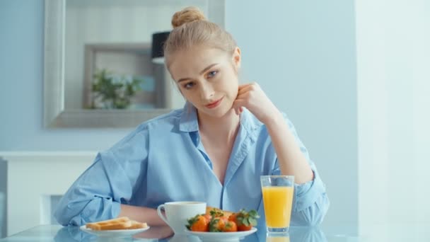 Retrato Joven Feliz Durante Desayuno Hermosa Chica Mirando Cámara Sonriendo — Vídeos de Stock