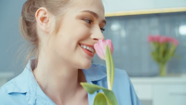 Retrato Jovem Loira Mulher Cheirando Flor Uma Cozinha — Vídeo de Stock