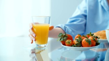 Kapatmak yukarıya-in erkek eller holiding portakal suyu.