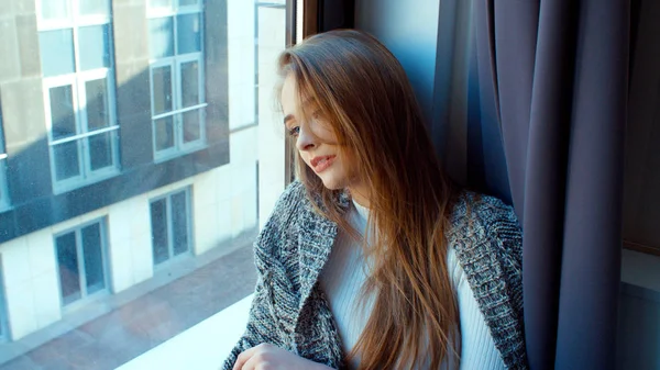 Joven Mujer Pensativa Sentada Junto Una Ventana Retrato Una Hermosa —  Fotos de Stock