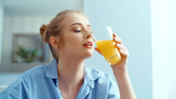 Porträt Einer Glücklichen Jungen Frau Die Beim Frühstück Orangensaft Trinkt — Stockfoto