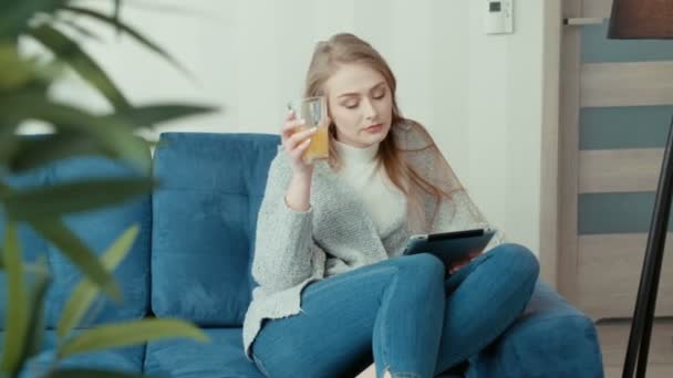 Mujer Joven Usando Tableta Mientras Está Sentado Sofá Casa — Vídeos de Stock
