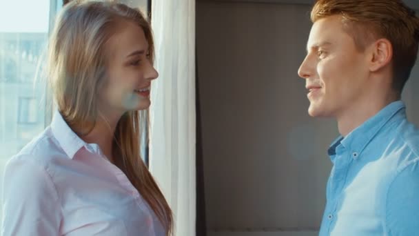 幸せなカップルは窓の近く一緒に立っての肖像画 — ストック動画