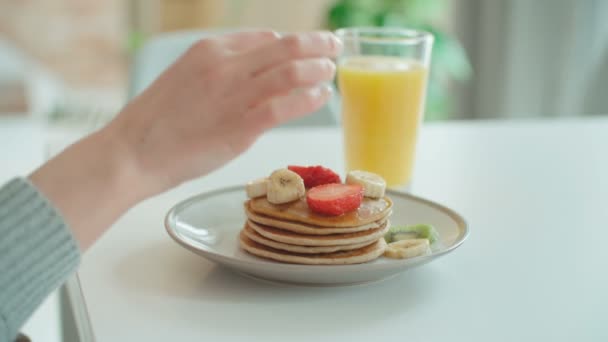 Cerca Mano Poniendo Una Fresa Los Panqueques — Vídeo de stock