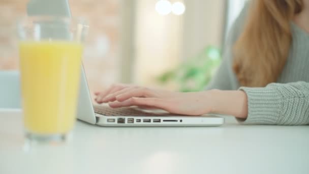 Νεαρή Ξανθιά Γυναίκα Που Χρησιμοποιούν Φορητό Υπολογιστή Ενώ Κάθεται Στο — Αρχείο Βίντεο