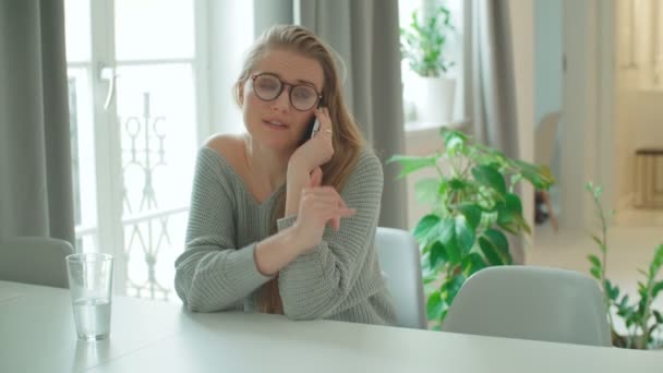 Nahaufnahme Einer Attraktiven Frau Die Hause Telefoniert — Stockvideo
