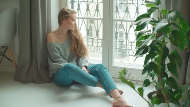 Jeune Femme Chère Assise Près Une Fenêtre — Video