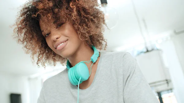 Feliz Joven Afroamericana Con Auriculares Posando Ante Una Cámara — Foto de Stock