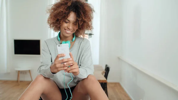 Mujer Joven Feliz Alegre Disfrutando Música Sosteniendo Teléfono Hermosa Mujer — Foto de Stock