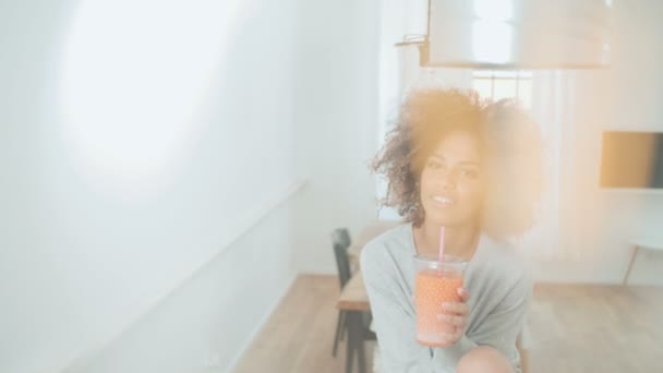 Feliz Mujer Raza Mixta Sosteniendo Batido Mirando Cámara — Vídeo de stock