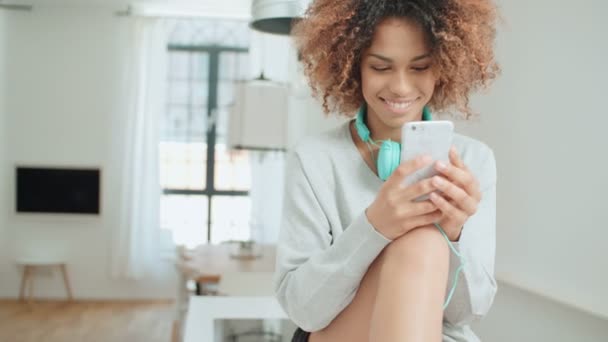 Šťastný Veselý Mladá Žena Poslech Hudby Drží Telefon Krásná Mladá — Stock video