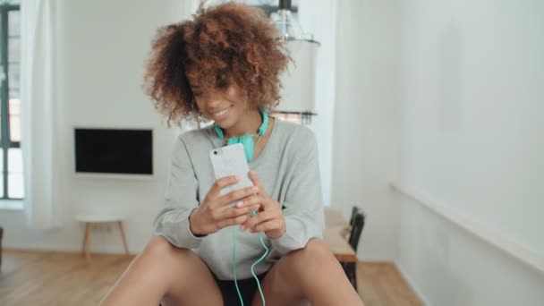 Jovem Feliz Alegre Desfrutando Música Segurando Telefone Linda Jovem Afro — Vídeo de Stock