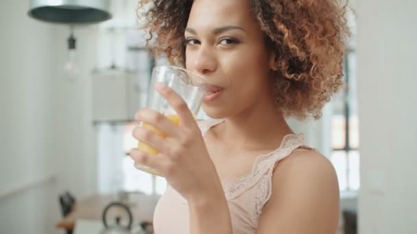 Feliz Mujer Raza Mixta Sosteniendo Jugo Naranja Mirando Cámara — Vídeo de stock