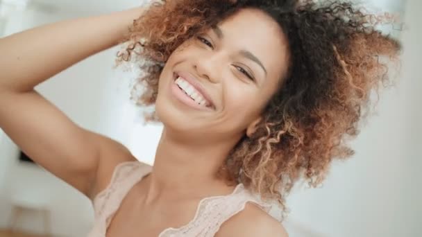 年轻的美国黑人妇女的肖像看着相机和微笑 — 图库视频影像