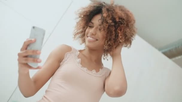 Atractiva Joven Mujer Negra Haciendo Selfie Cocina Atractiva Joven Mujer — Vídeos de Stock