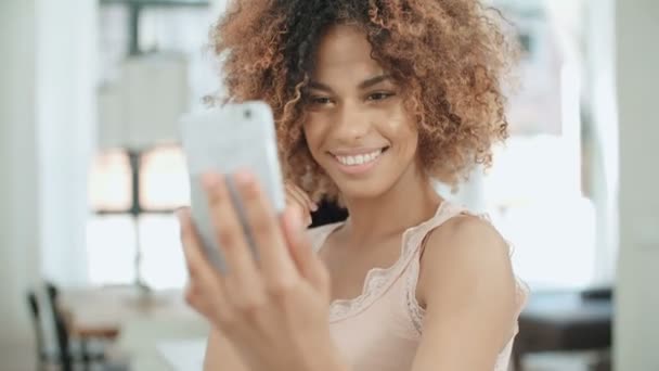 Ελκυστική Νεαρή Μαύρη Γυναίκα Κάνει Selfie Στην Κουζίνα Ελκυστική Νεαρή — Αρχείο Βίντεο