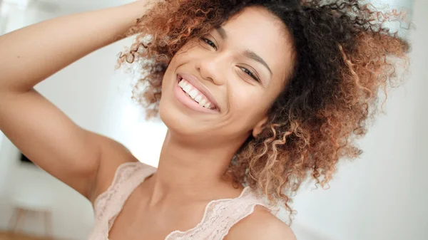 Retrato Una Joven Afroamericana Mirando Cámara Sonriendo — Foto de Stock
