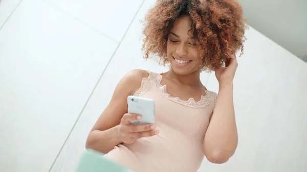 Hermosa Joven Afroamericana Mujer Usando Teléfono Móvil Casa — Foto de Stock