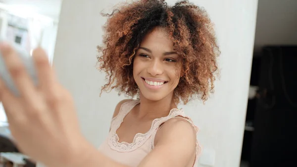Jolie Jeune Femme Noire Faisant Selfie Dans Cuisine Attrayant Jeune — Photo