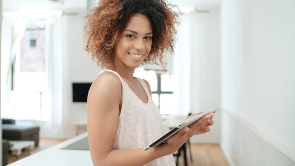 Sonriendo Mujer Afro Americana Feliz Usando Tableta País — Foto de Stock