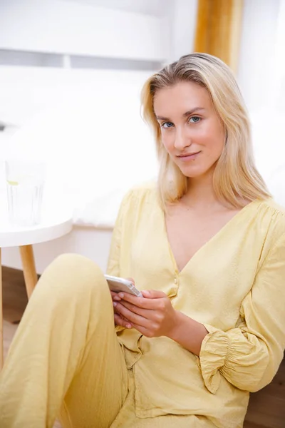 Krásná Blondýnka Nosí Pyžama Pomocí Telefonu Své Ložnici — Stock fotografie