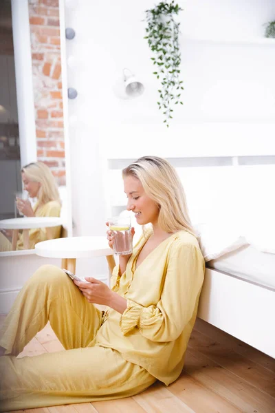 Schöne Blonde Frau Trägt Pyjama Mit Telefon Ihrem Schlafzimmer — Stockfoto