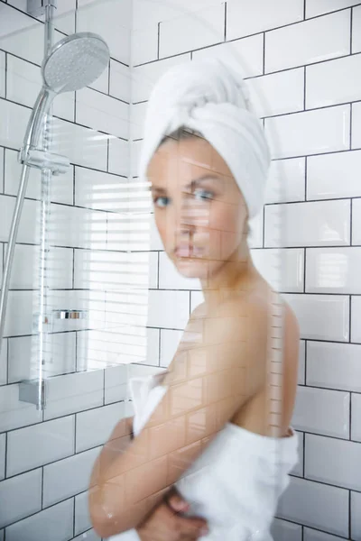 Joven Hermosa Mujer Antes Ducha —  Fotos de Stock