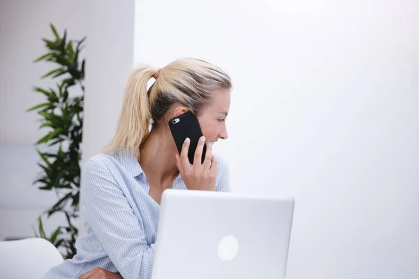 Giovane Donna Che Utilizza Smartphone Mentre Lavora Casa — Foto Stock