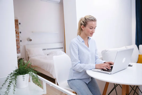 Giovane Donna Bionda Che Lavora Con Computer Casa — Foto Stock