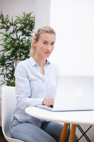 Young Blonde Woman Working Computer Home — Stock Photo, Image
