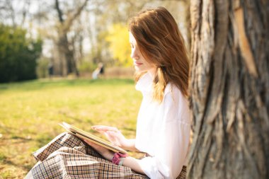 Tablet bilgisayar kullanan güzel bir kız öğrenci..