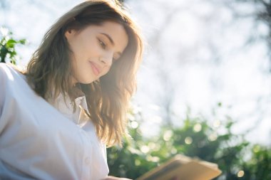 Tablet bilgisayar kullanan güzel bir kız öğrenci..