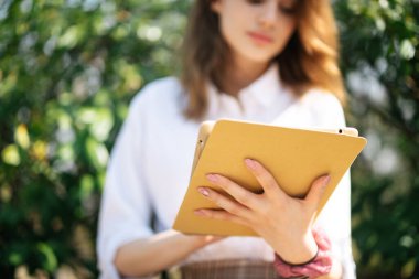 Tablet bilgisayar kullanan güzel bir kız öğrenci..