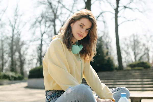 Chica Joven Con Auriculares Pasar Tiempo Parque Ciudad —  Fotos de Stock