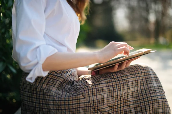 Irriconoscibile Giovane Studentessa Utilizzando Tablet Computer All Aperto — Foto Stock