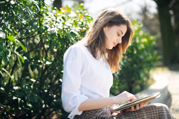 Hermosa Joven Estudiante Utilizando Tableta Ordenador Aire Libre —  Fotos de Stock